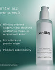 Láhev s denním čisticím gelem Medik8 Total Moisture s textovým panelem, který popisuje hlavní výhody, včetně účinného odstranění make-upu a opalovacího krému, čištění zaměřeného především na hydrataci a podporu kožní bariéry