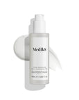 Produktová fotografie denního čisticího gelu Medik8 Total Moisture na čistém bílém pozadí, která zdůrazňuje lahvičku s přípravkem a minimalistické balení