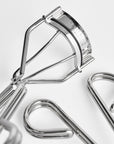 RevitaLash Signature Eyelash Curler Kleštičky na řasy detail view of chrome eyelash curler and its components