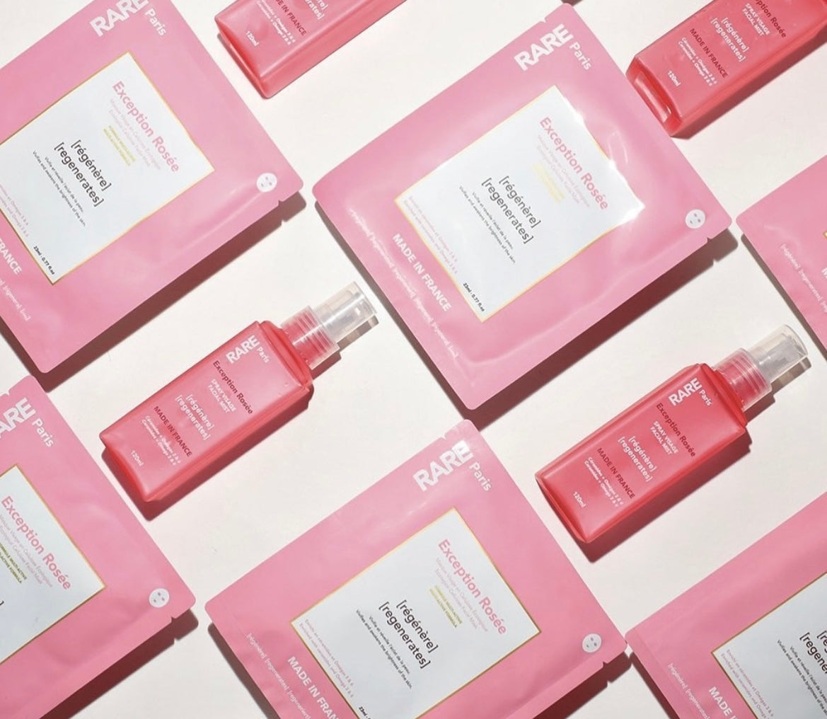 Pletové masky na hydrataci pleti a pleťové sérum na bílém pozadí s růžovými obaly.