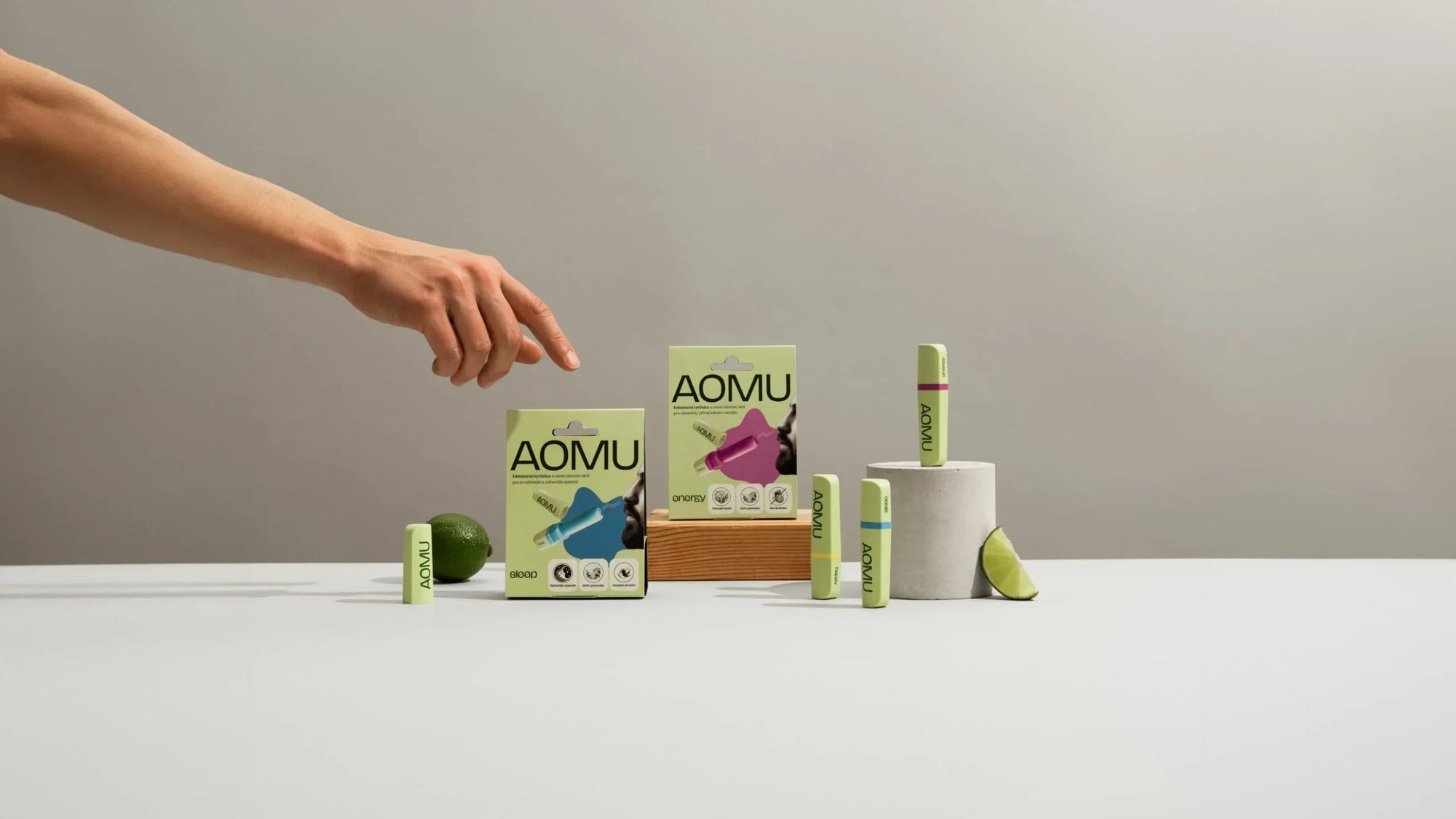 Inhalátory AOMU pro zdraví a pohodu na stole s různými aromaty a přírodními ingrediencemi.