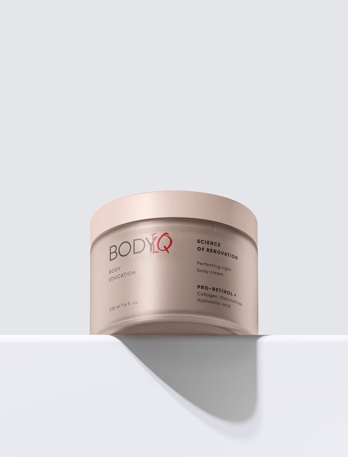 BODiQ Science of Renovation Perfecting Night Body Cream – noční tělový krém na světle šedém pozadí