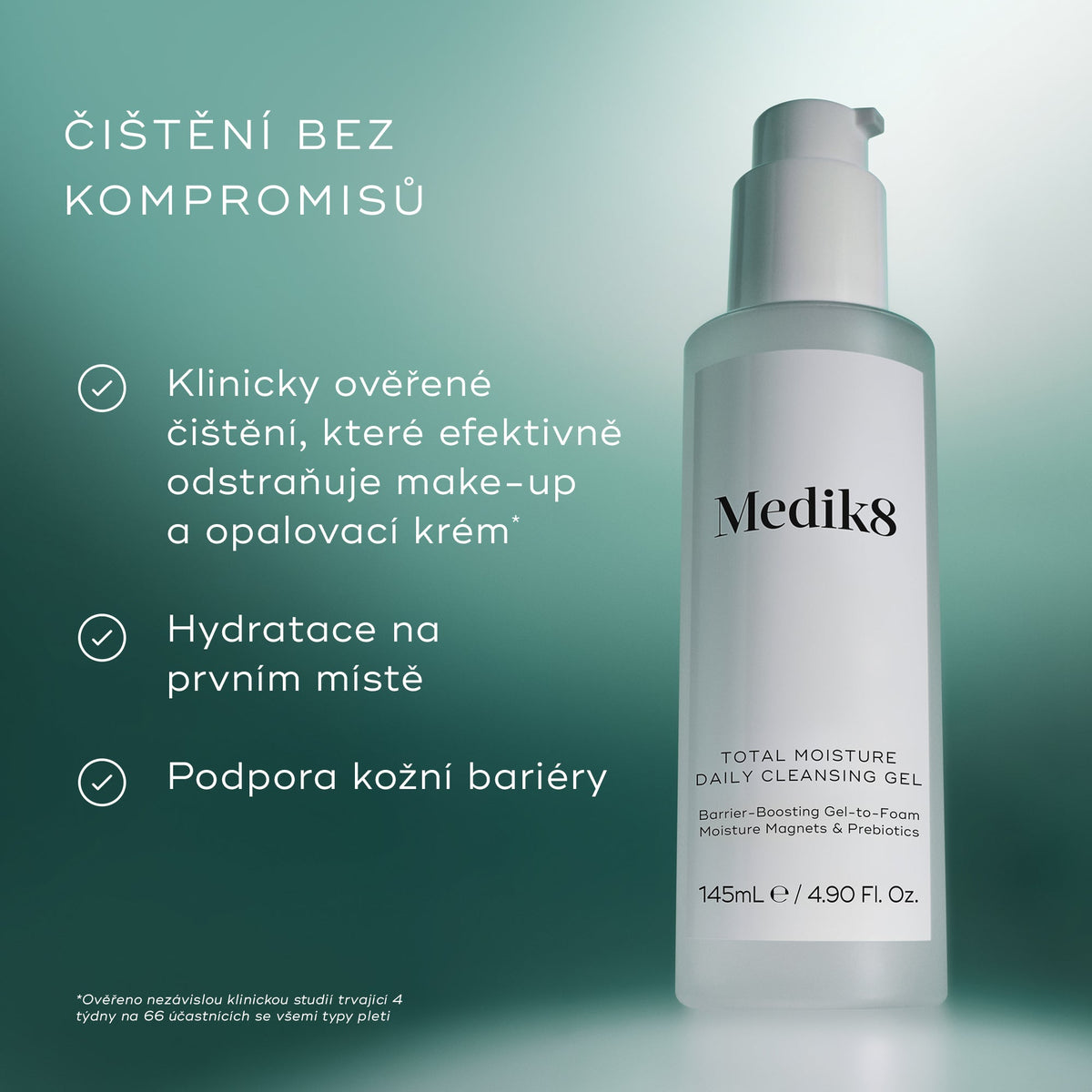 Láhev s denním čisticím gelem Medik8 Total Moisture s textovým panelem, který popisuje hlavní výhody, včetně účinného odstranění make-upu a opalovacího krému, čištění zaměřeného především na hydrataci a podporu kožní bariéry