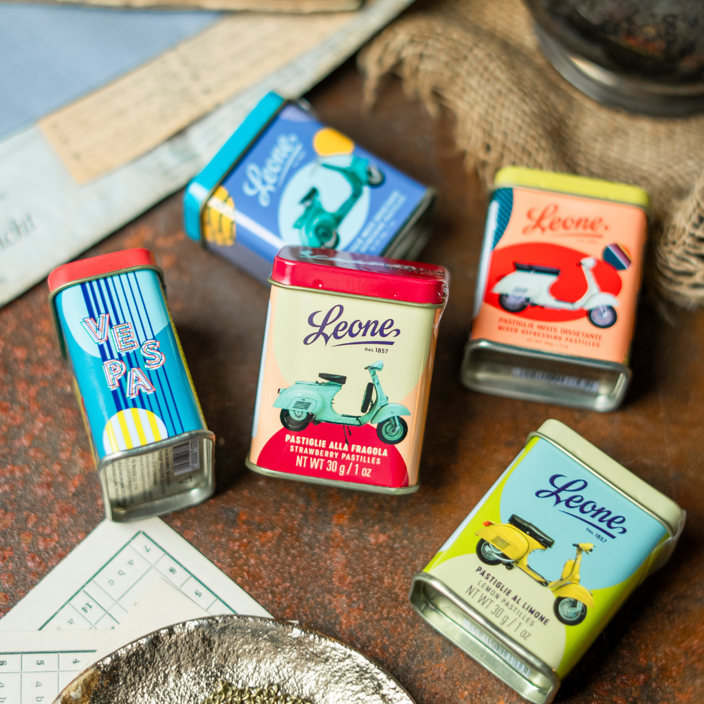 Leone 1857 × Vespa Miste Dissetanti – ovocné pastilky v plechové dóze, 30 g