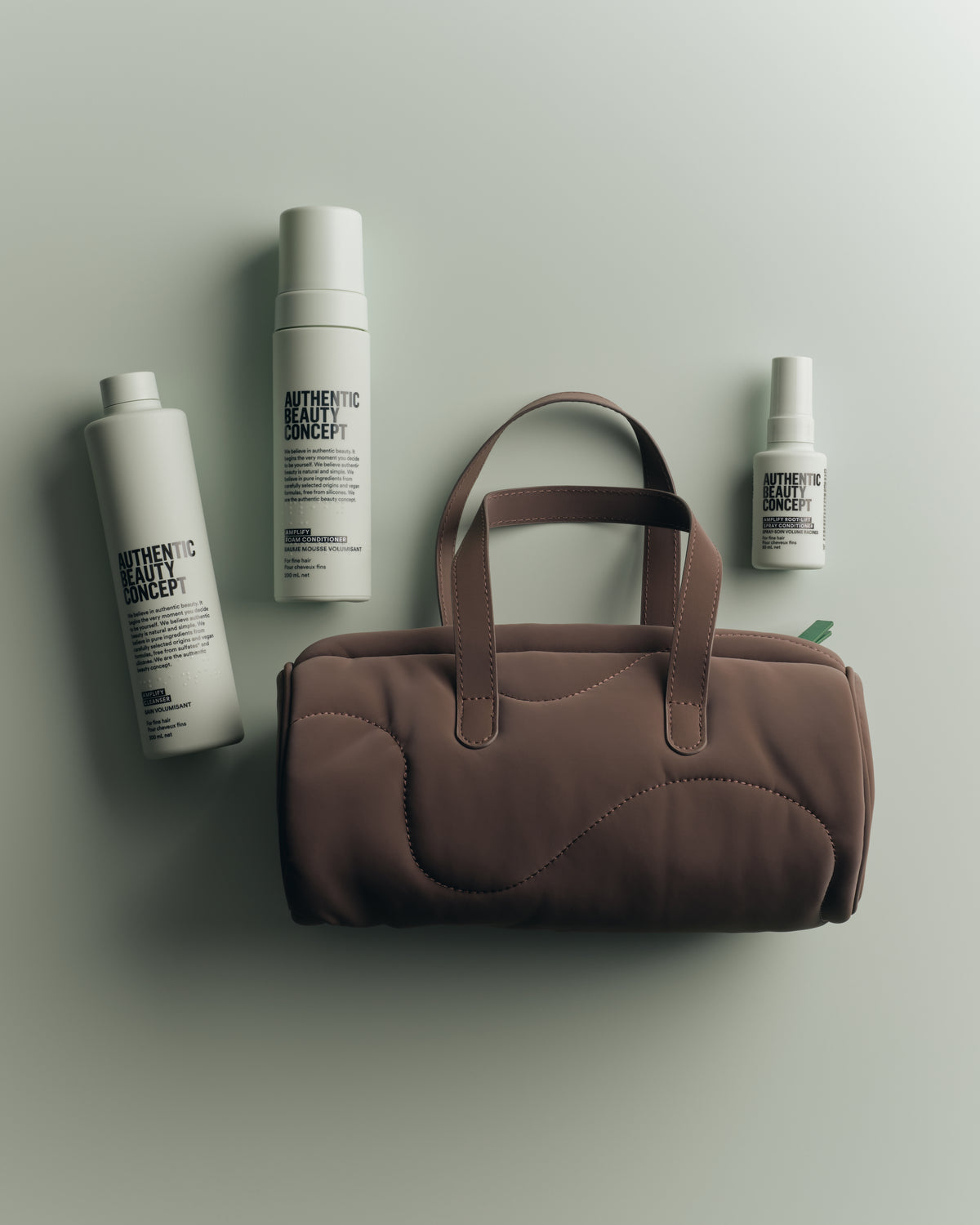 AUTHENTIC BEAUTY CONCEPT Amplify – dárková vlasová sada s kabelkou Soft-Touch Barrel Bag Cocoa Powder
