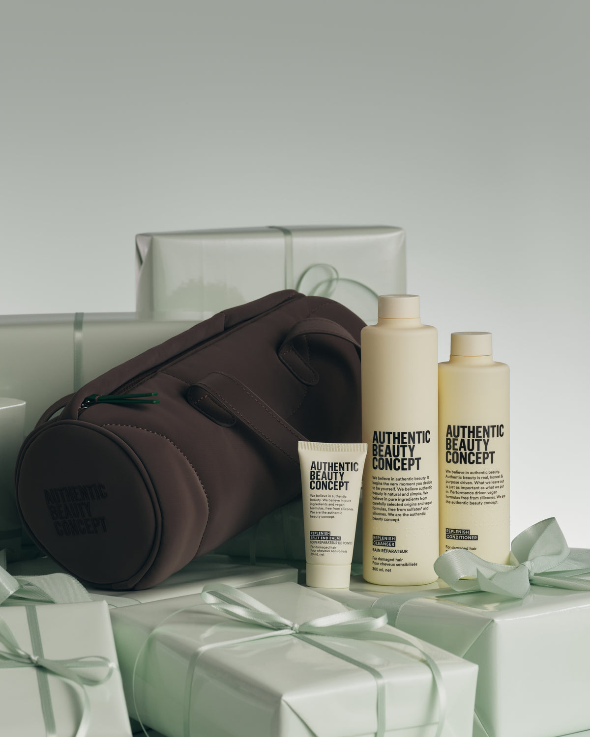 AUTHENTIC BEAUTY CONCEPT Replenish – dárková vlasová sada s kabelkou Soft-Touch Barrel Bag Cocoa Powder
