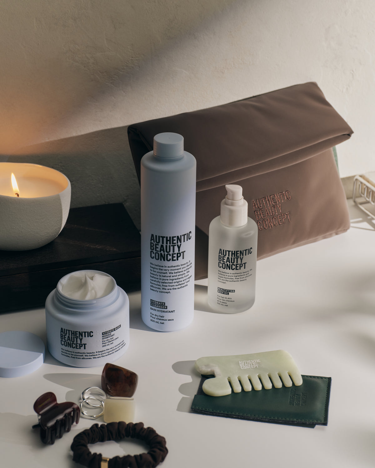 AUTHENTIC BEAUTY CONCEPT Wellness Pack – Hydrate péče, olej, jadeitový hřeben a kosmetická taštička
