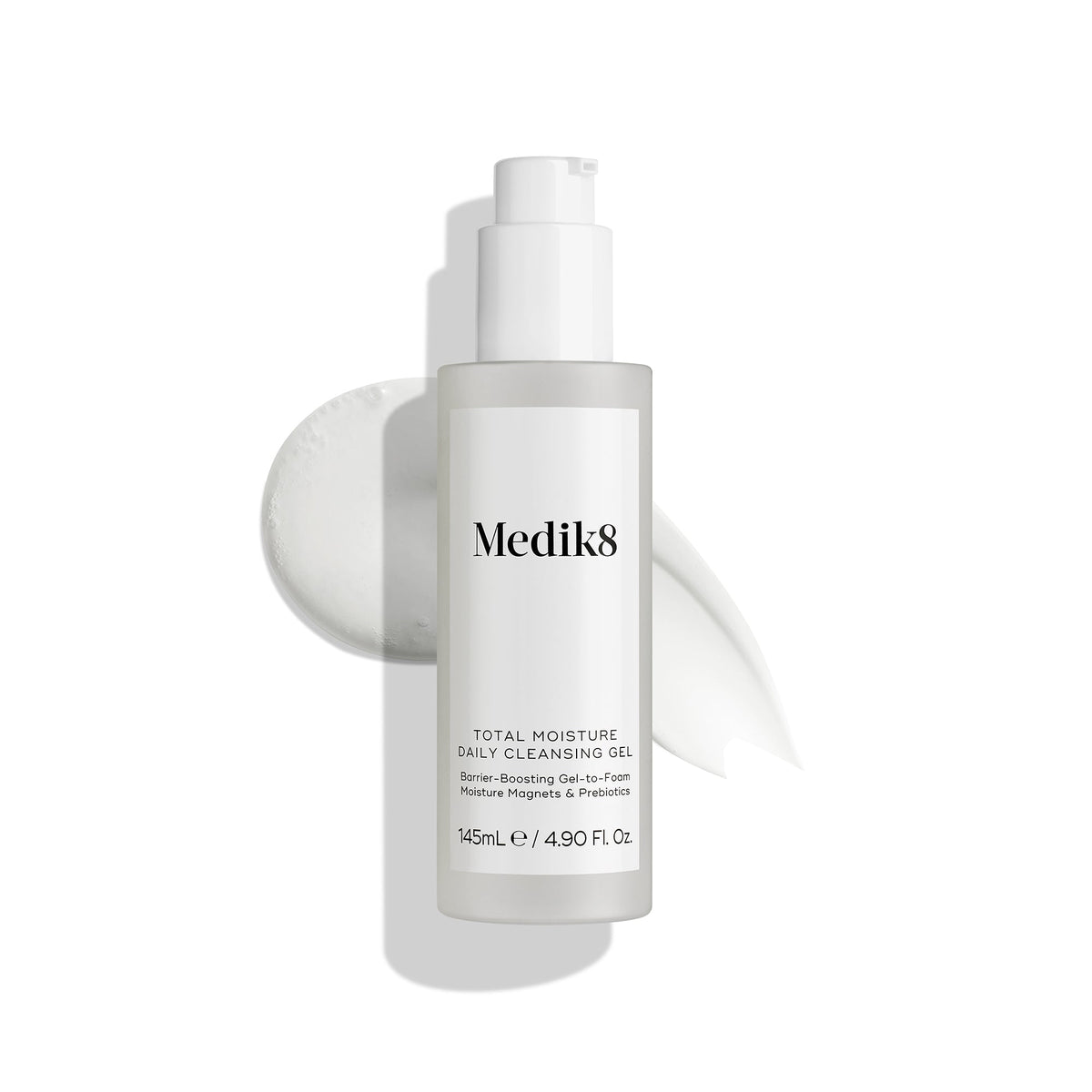 Produktová fotografie denního čisticího gelu Medik8 Total Moisture na čistém bílém pozadí, která zdůrazňuje lahvičku s přípravkem a minimalistické balení