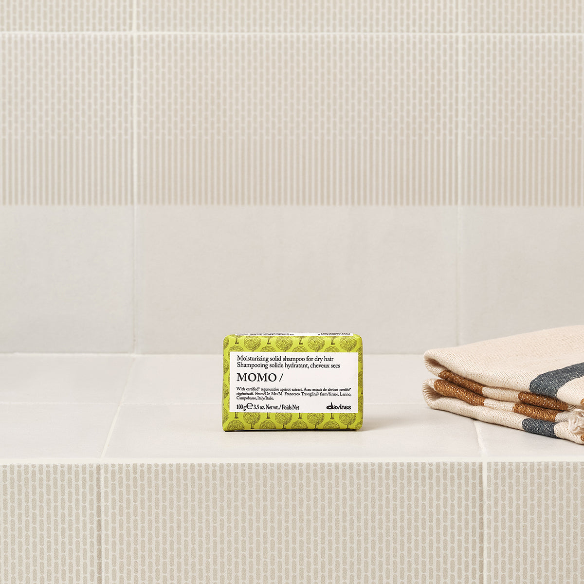 Davines-70043-MOMO-SH-BAR-100GR-8004608295907-SITUATIONAL-1.jpg