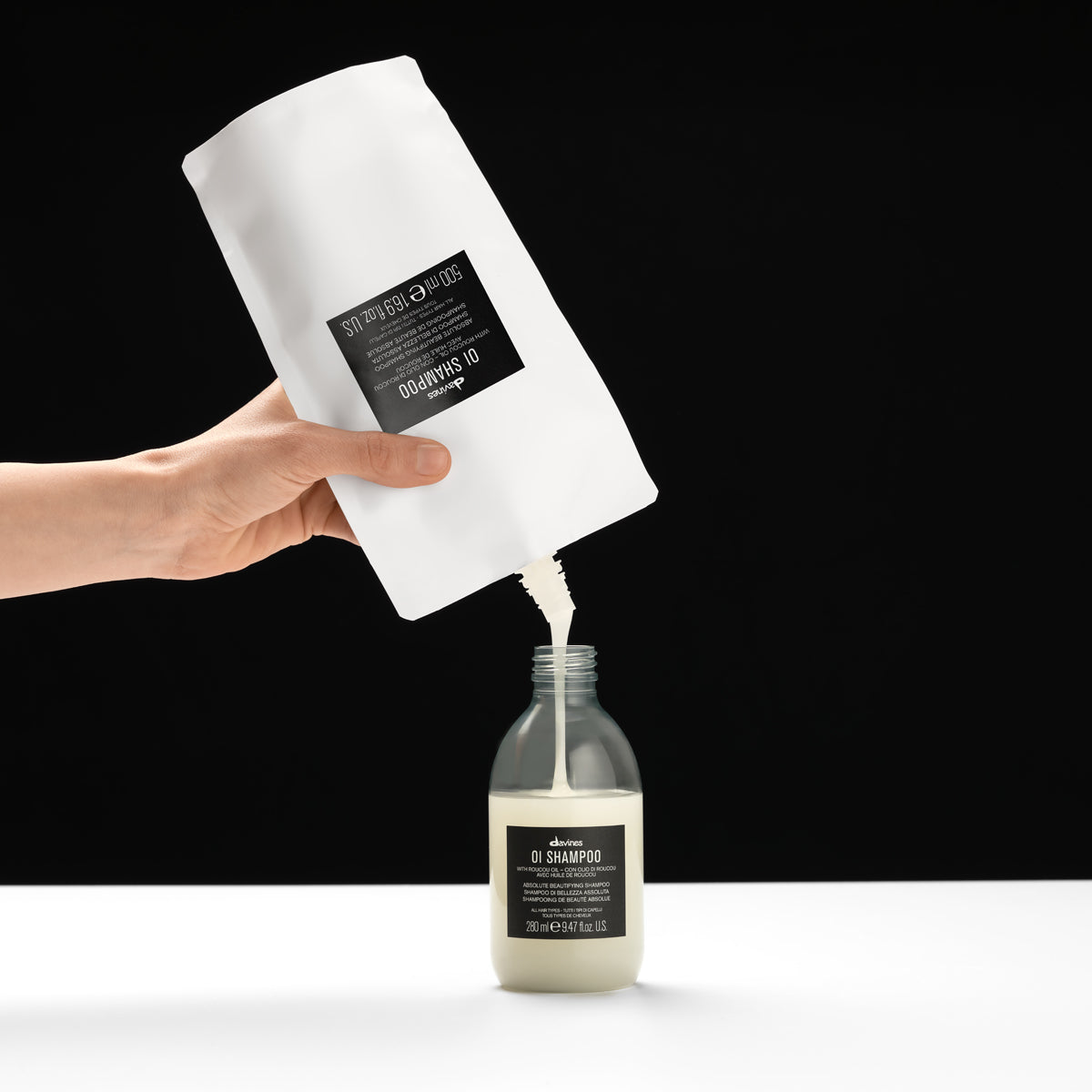 Davines-76144_OI-SHAMPOO-REFILL-500ML-8004608294566-pouring.jpg