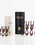 Fiona Franchimon Nº1 HAIRPIN PETITE | Brown hnědé (5 ks) elegantní vlasové sponky na bílém a černém pozadí.