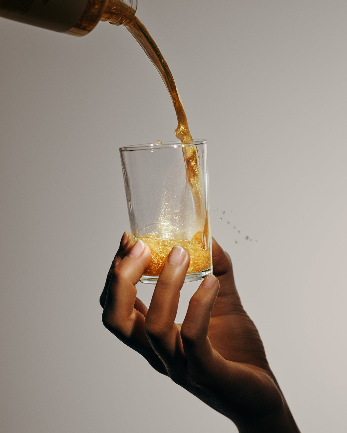 AUREZZI Mouthwash Gold Whitening Zlatá ústní voda s 24K zlatem a mentolem